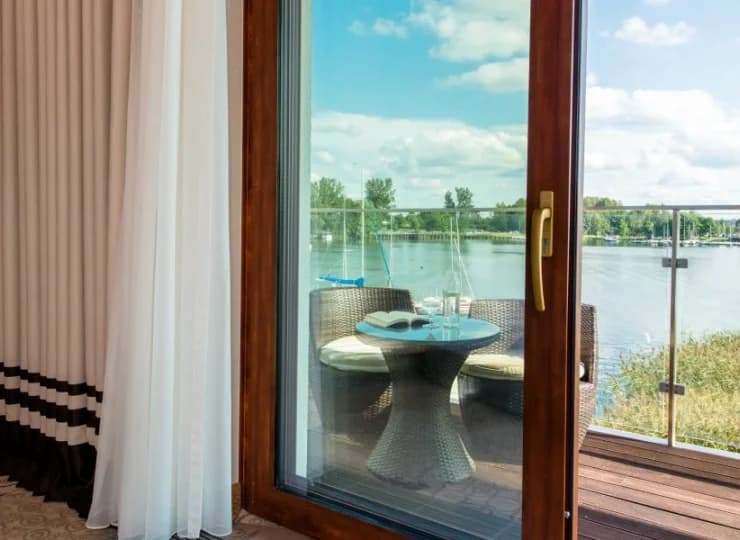 W każdym pokoju znajdują się panoramiczne okna z pięknym widokiem