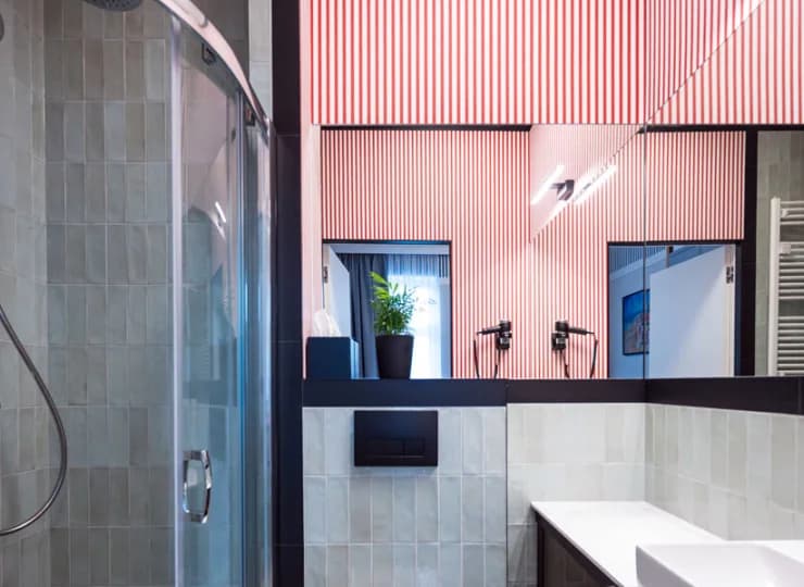 W łazience Deluxe Junior Suite mieści się kabina prysznicowa