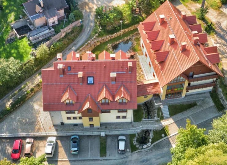 Obiekt składa się z dwóch części otoczonych zielenią