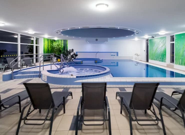 Hotelowa strefa wellness z taflą wody o powierzchni blisko 100 m²