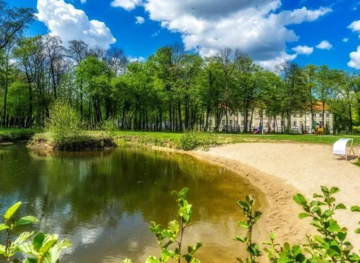 Kameralna plaża nad stawem zaprasza do kąpieli słonecznych