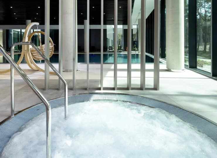 Wewnętrzne jacuzzi pozwalają na rozluźnienie