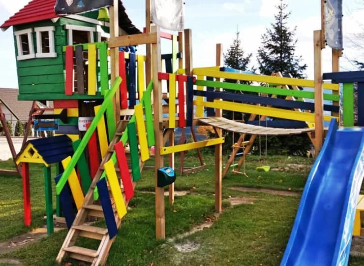 Obok zwierzyńca na dzieci czeka duży zewnętrzny plac zabaw