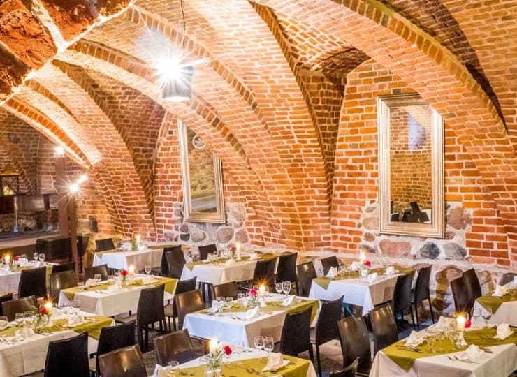 Restauracja hotelowa znajduje się w gotyckich podziemiach