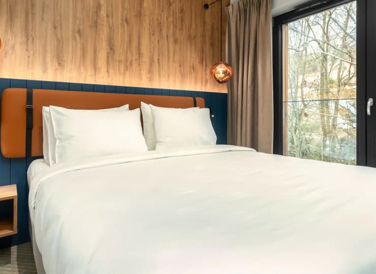 W jednej sypialni mieści się podwójne łóżko dla rodziców