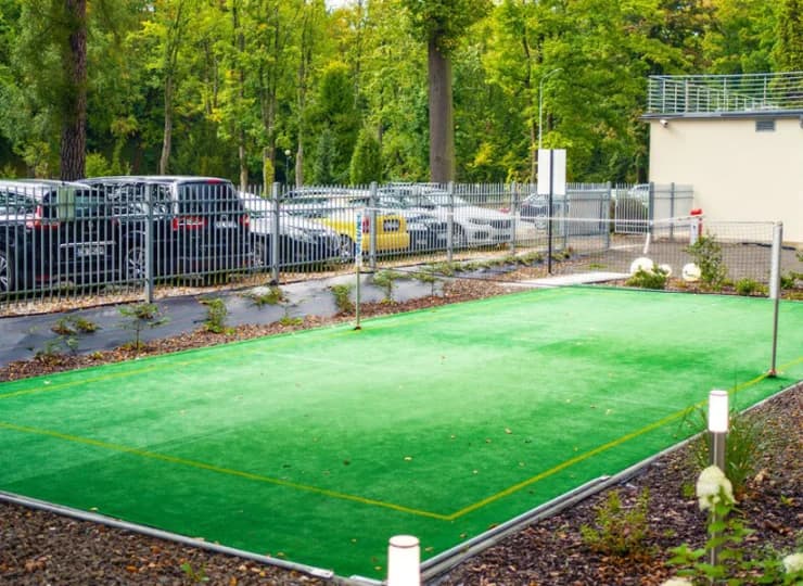 Przy hotelu mieści się boisko