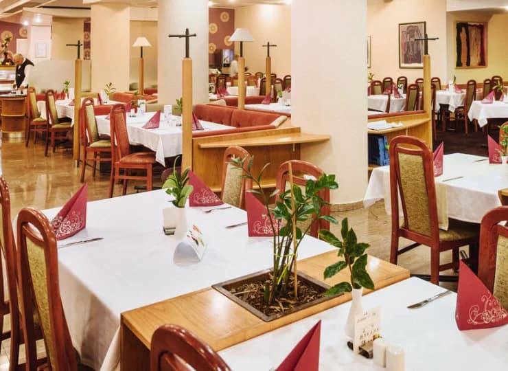 Wnętrza hotelowej restauracji