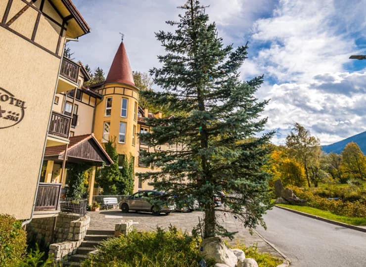 Hotel z jednej strony sąsiaduje z lasem i Księżą Górą, z drugiej z potokiem
