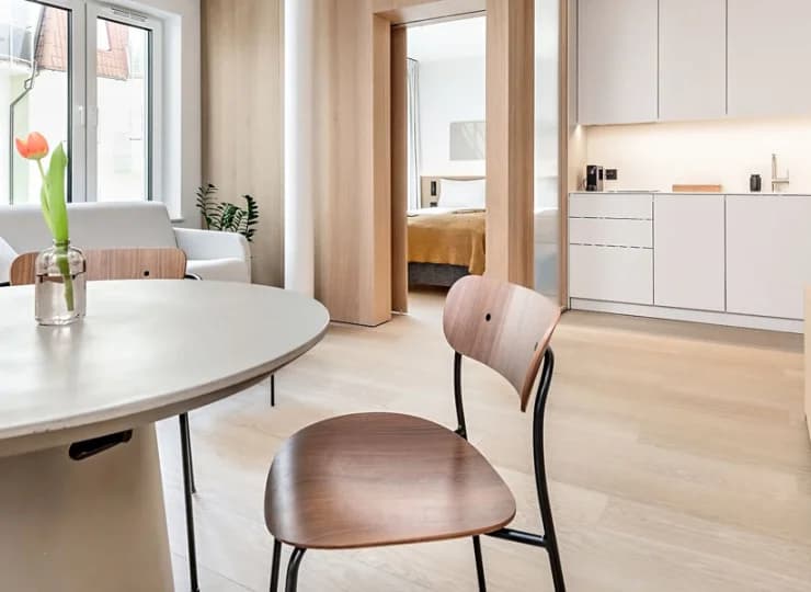 Apartamenty są 2-pokojowe, składają się z sypialni i salonu z kuchnią
