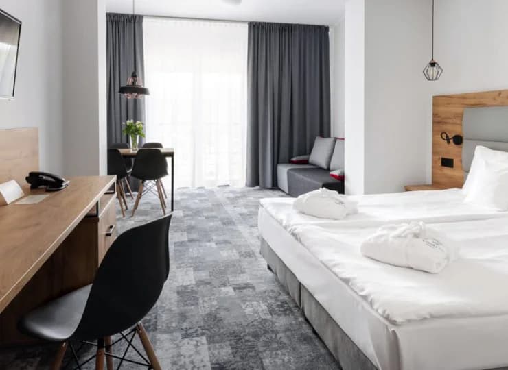 Hotel dysponuje 27 komfortowo wyposażonymi pokojami