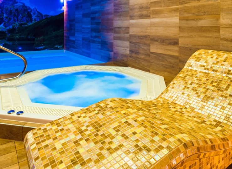 Strefa wellness składa się m.in. z krytego basenu i jacuzzi