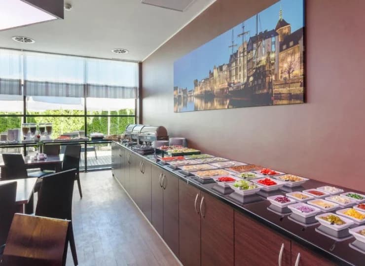 Na ścianach w restauracji wiszą fotografie Gdańska