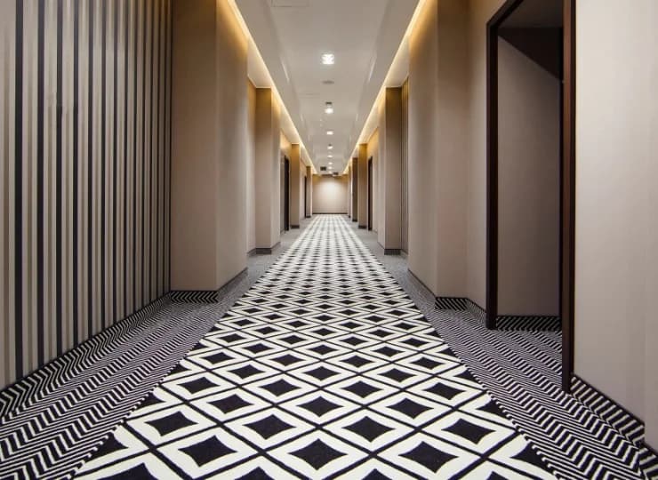 Wnętrza hotelu ozdobione są wyrazistymi grafikami