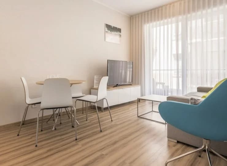 Apartamenty są wyposażone w TV, WiFi, aneks kuchenny i zestaw plażowy