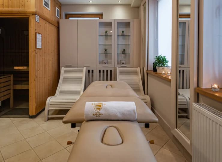 Goście mogą tu skorzystać z sauny suchej, parowej i jacuzzi