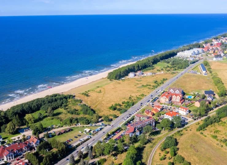 W Trzęsaczu znajduje się stacja Nadmorskiej Kolei Wąskotorowej