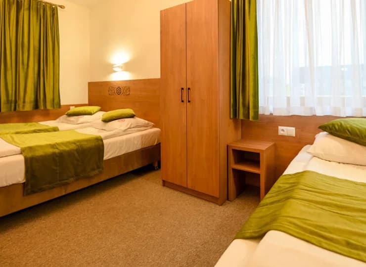W każdym pokoju jest TV, wifi, biurko (lub stół) i krzesła