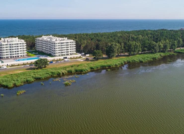 Luksusowe apartamentowce znajdują się na mierzei pomiędzy morzem i jeziorem