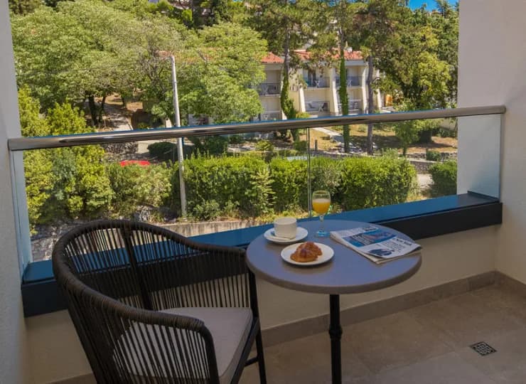 Niektóre balkony wychodzą na park otaczający hotel
