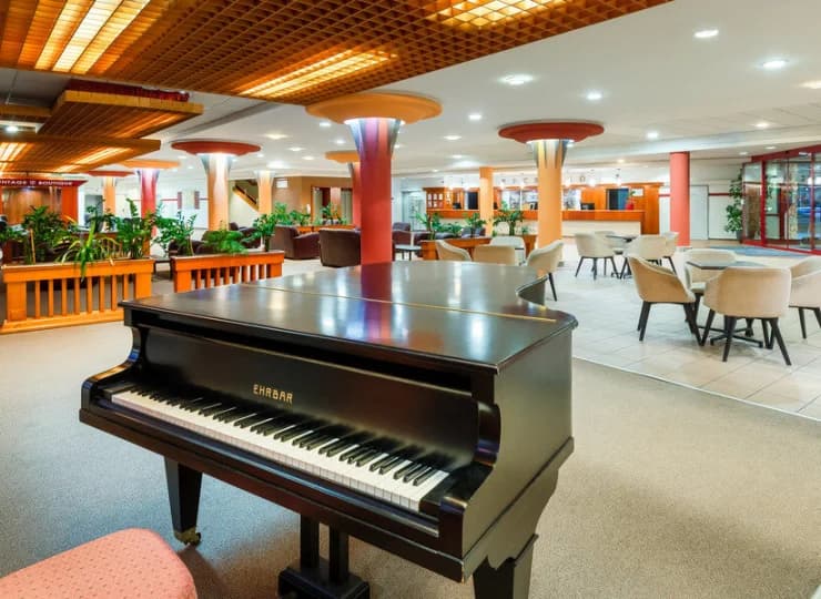 W lobby barze jest grana muzyka na żywo