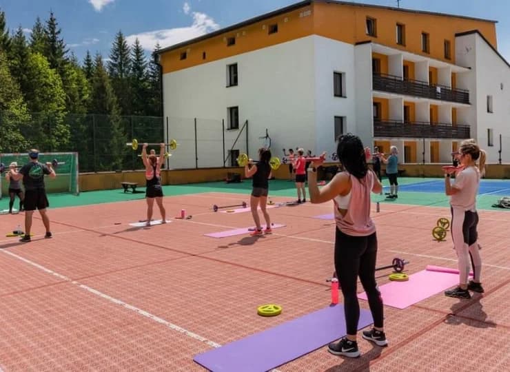 Hotel ma zewnętrzne i wewnętrzne boiska, w tym kort tenisowy