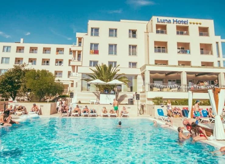 Dla gości dostępny jest basen zewnętrzny z beach barem