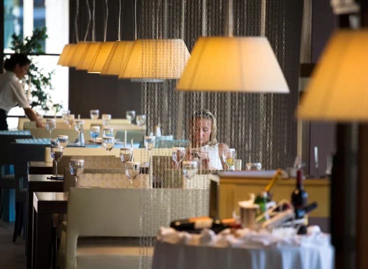 Restauracje specjalizują się w kuchni międzynarodowej i śródziemnomorskiej