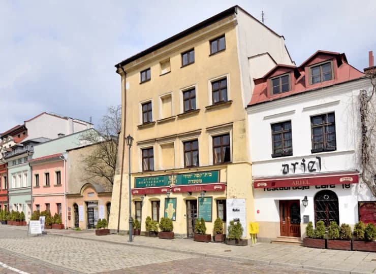 Hotel sąsiaduje z synagogami i słynną ulicą Szeroką