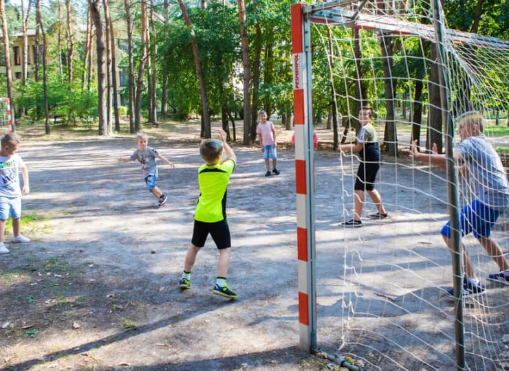 Można też skorzystać z boiska, wypożyczyć rowery