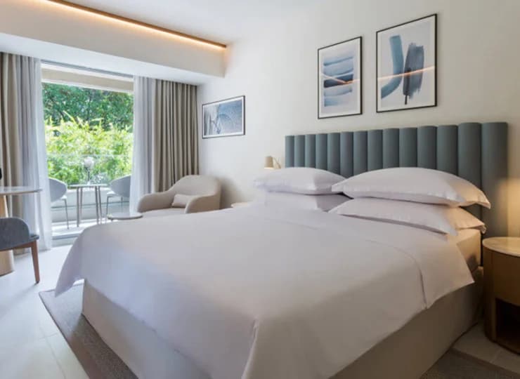 Każdy pokój wyposażony jest w minibar, sejf, telewizor, klimatyzację
