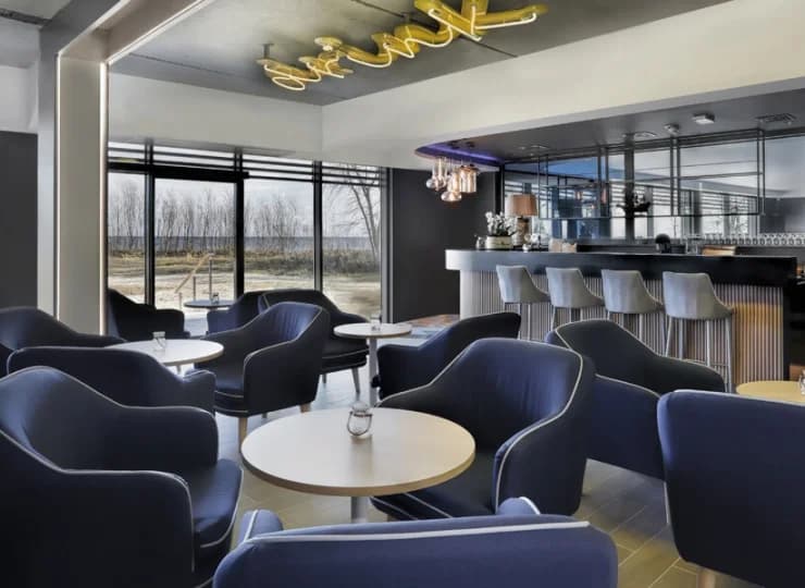 W lobby znajduje się nowoczesny bar i kawiarnia