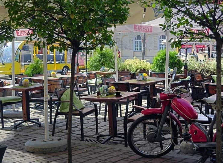 Hotel posiada również własny ogródek w pięknej scenerii ulicy Szerokiej