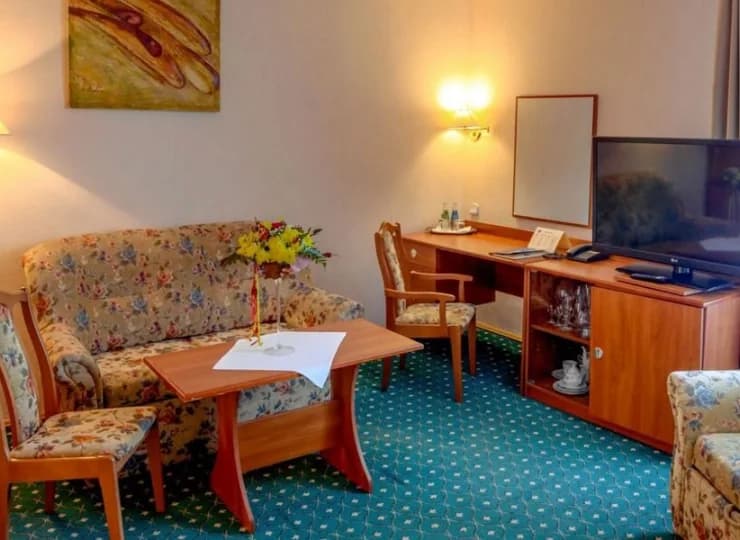 Apartament ma osobną sypialnię i salon z rozkładaną kanapą