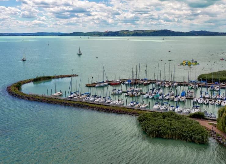 Hotel jest położony blisko brzegu Balatonu, promenady i przystani