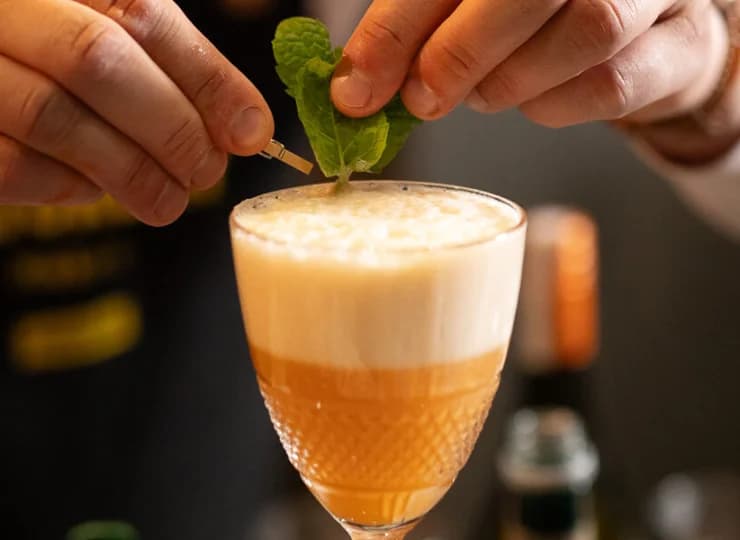 W drink barze profesjonalny barman rozpieszcza drinkami