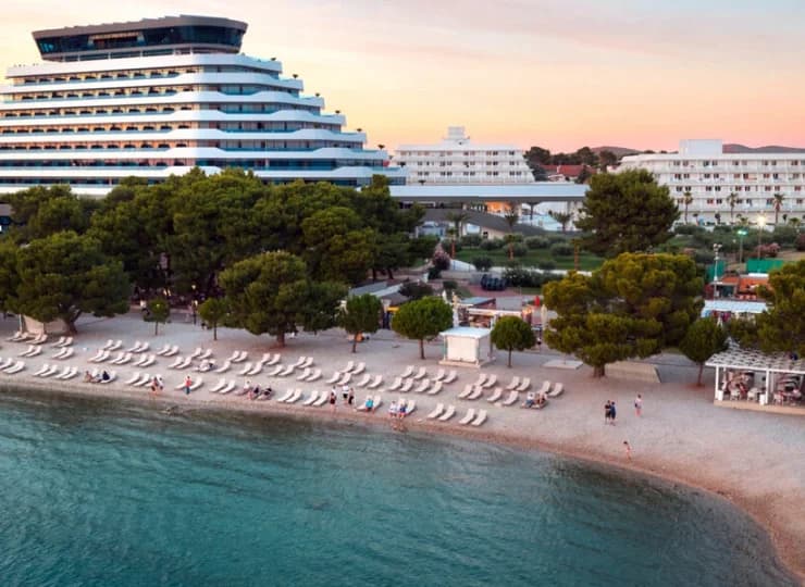 Nowoczesny hotel jest położony nad brzegiem Adriatyku