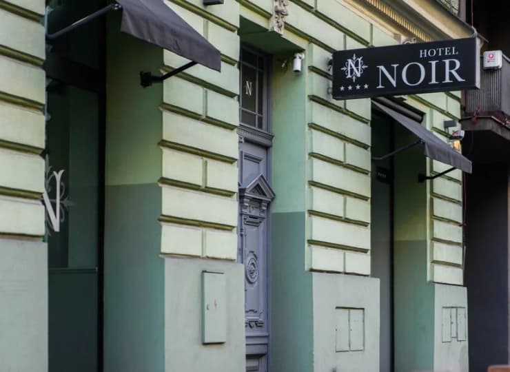 Hotel Noir jest położony blisko przystanku metra (350 m)