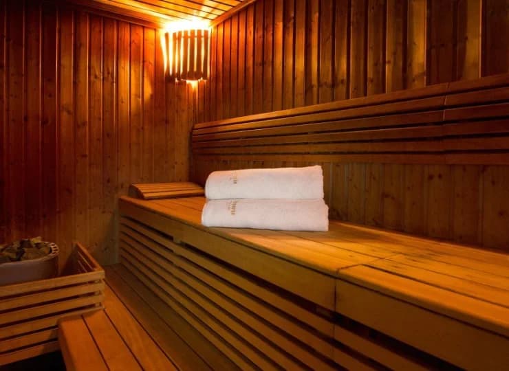W strefie saun do dyspozycji sauna sucha oraz łaźnia parowa