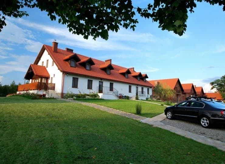Dwór Kombornia Folwark*** to przepięknie położony obiekt w zacisznej okolicy