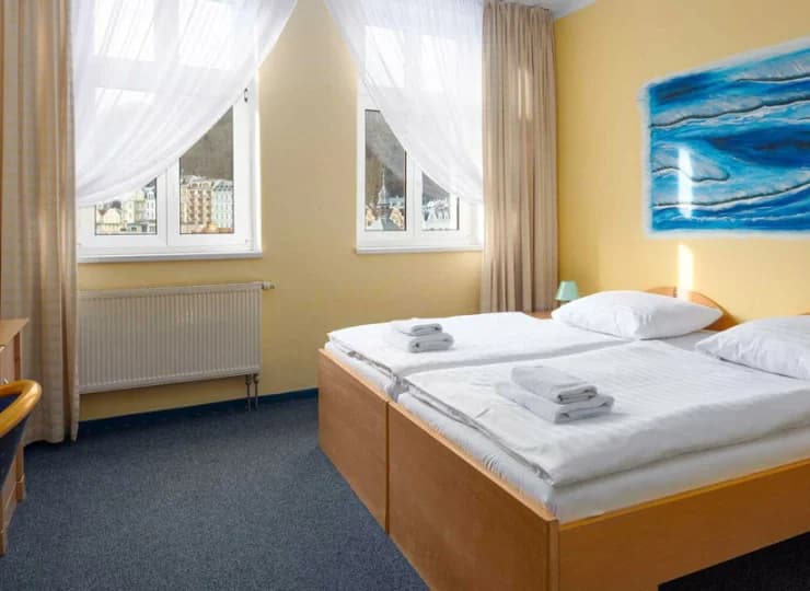 Pokoje oferują widok na zabudowania uzdrowiska