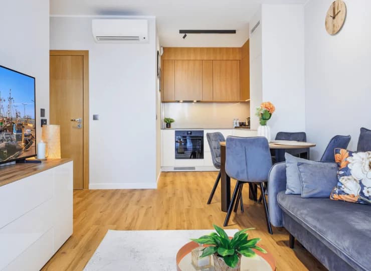 Salon z aneksem i stołem w Apartamencie Komfort A44