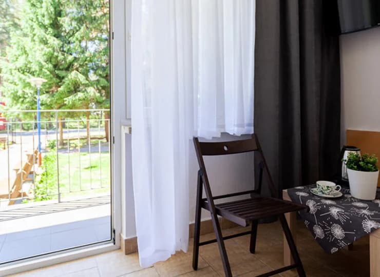 Pokoje w głównym budynku hotelowym mają także własne balkony