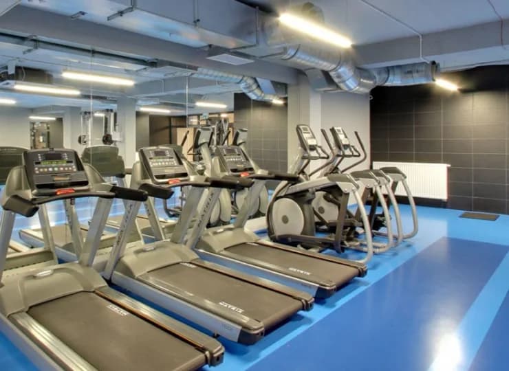 Aktywni goście mogą odbyć trening w hotelowej sali fitness