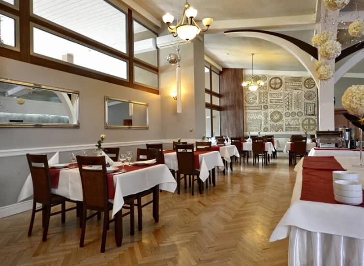 W obiekcie mieści się elegancka restauracja