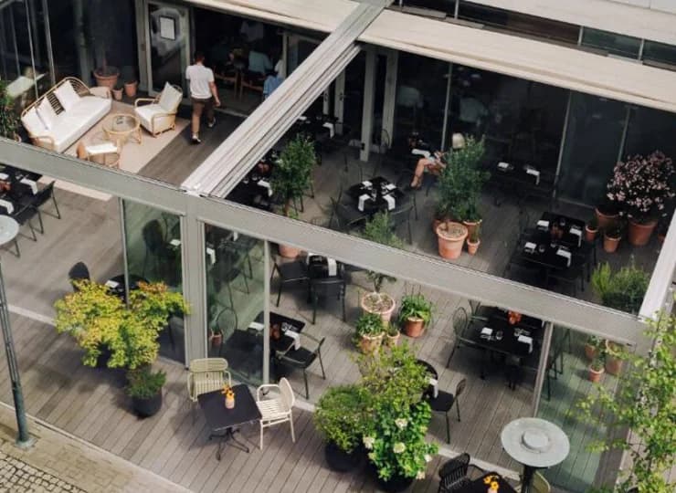 Za nowoczesną fasadą hotelu skrywają się stylowe wnętrza oraz urokliwy ogród