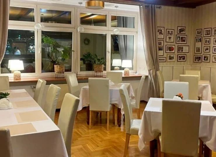 Dla gości przygotowano restaurację oraz kawiarnię