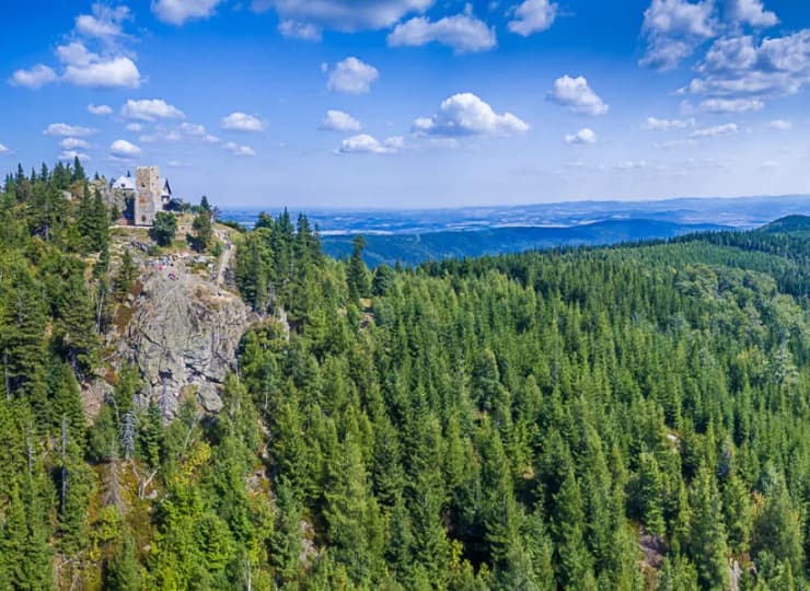 Hotel jest zlokalizowany w otoczeniu pięknych gór i licznych szlaków pieszych