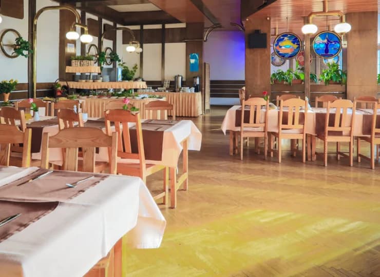 W hotelu mieści się sala restauracyjna oraz przytulna kawiarnia