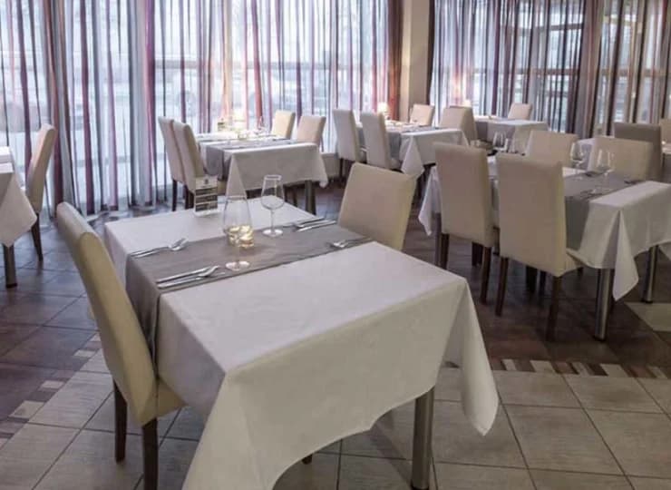 W obiekcie znajduje się elegancka restauracja