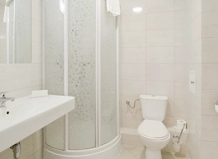 Łazienki zwykle posiadają prysznic ale w ofercie są też takie wyposażone w wannę